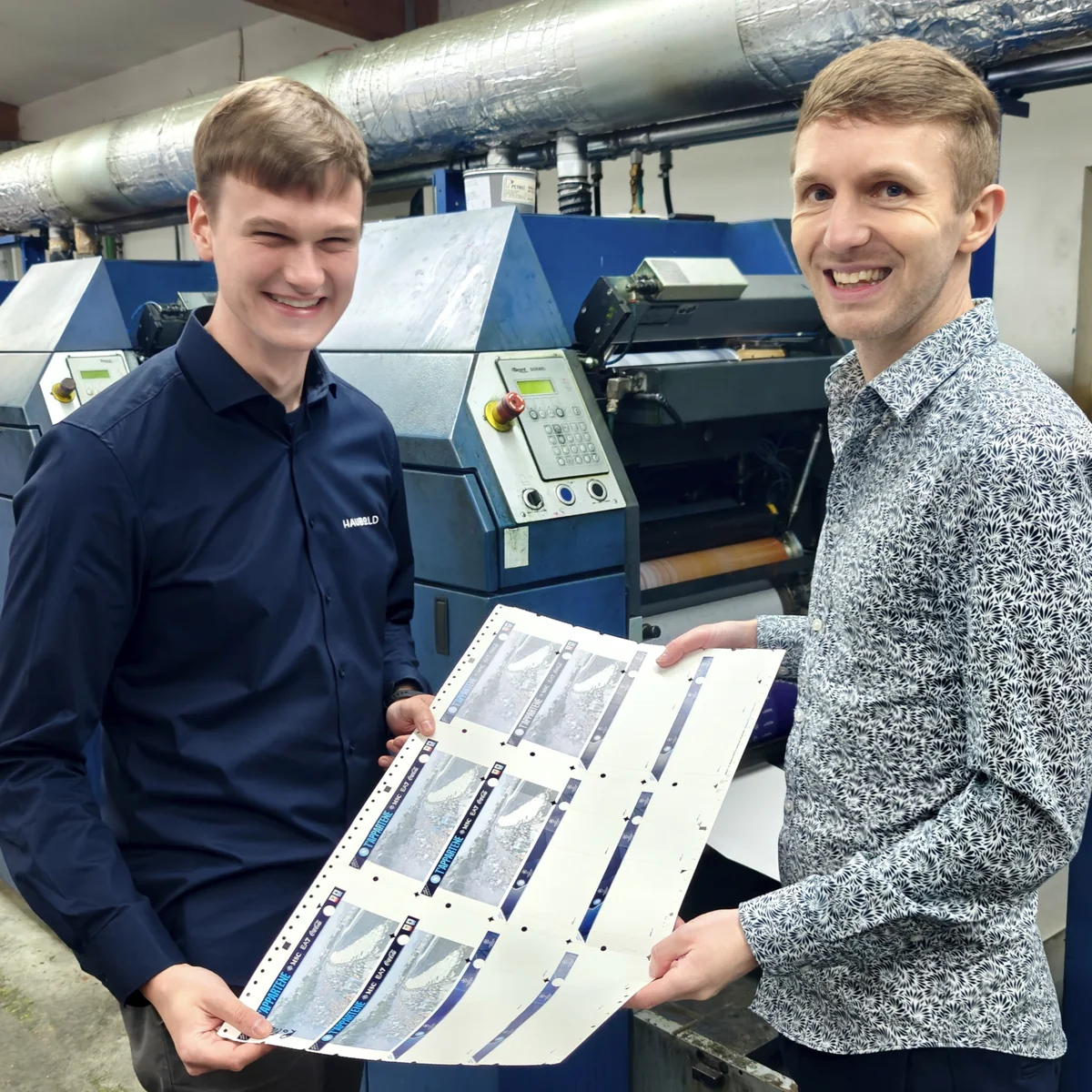 Thorben Lange und David Bokelmann an der Rollenoffsetmaschine