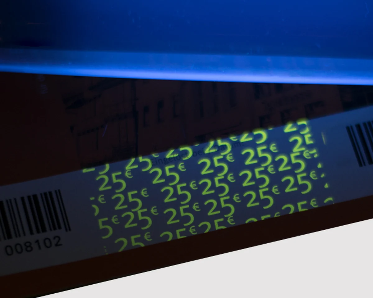 Tinta UV bajo luz negra